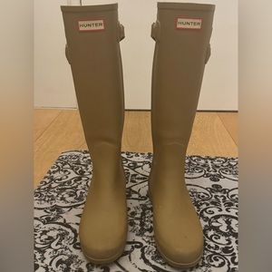 HUNTER BOOTS. Hunter Tall Rain Boots- women’s size 7. Tan / beige. Gently used.